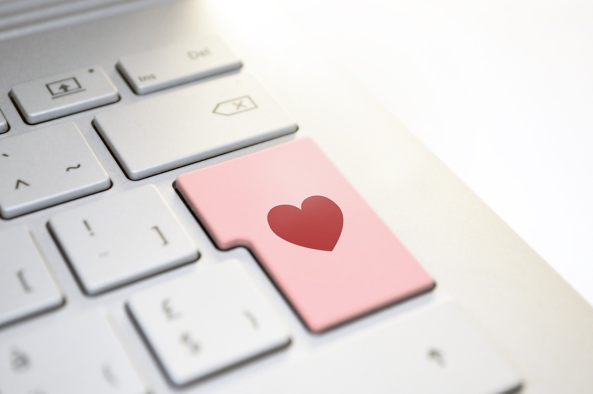 Four Reasons Why Online Dating is Actually Pretty Awesome